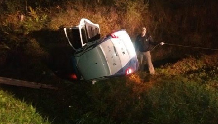 Rio Bonito - Veículo da saúde que levava pacientes para Curitiba capotou na BR-277