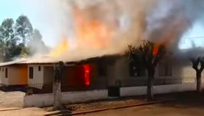 Explosão de celular provoca incêndio em três quitinetes