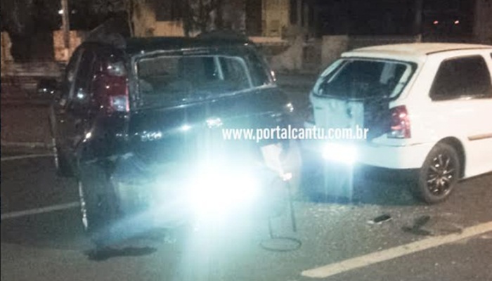Laranjeiras - Veículo colide com dois carros parados no cinquentenário e condutor foge