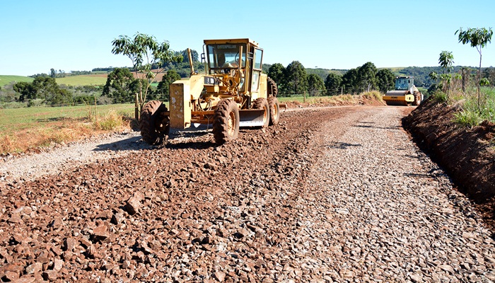 Laranjeiras - Prefeitura segue com o trabalho de manutenção das estradas rurais