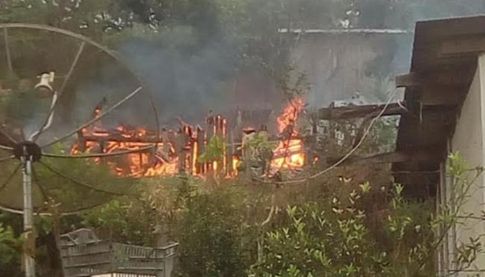 Rio Bonito - Casa é totalmente consumida pelo fogo na vila da Cohapar