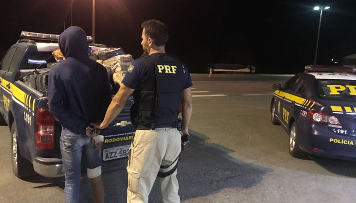 Após tentativa de fuga, PRF apreende 746 quilos de maconha na Grande Curitiba