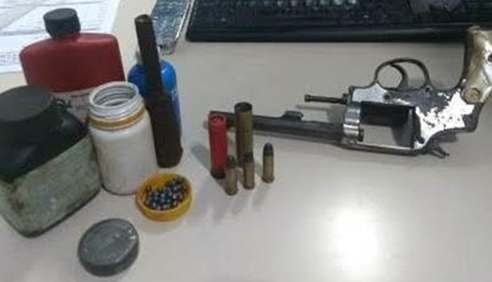Nova Laranjeiras - PM cumpre mandado de prisão e prende arma e munições
