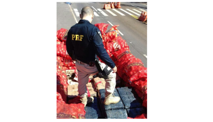 PRF descobre 2,1 toneladas de maconha sob carga de cebola no Paraná