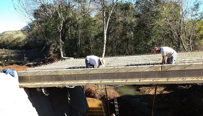 Nova Laranjeiras - Ponte de concreto sobre o Rio Cachorro já está em construção
