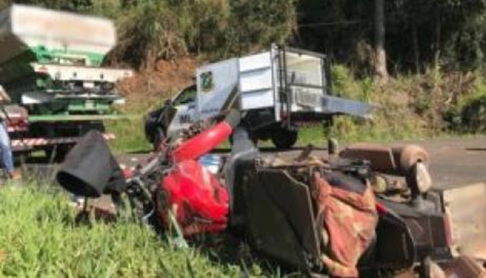 Rapaz morre em acidente entre moto e caminhão na PR-180