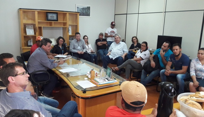 Rio Bonito - Reunião entre prefeito, Fundepar e MST tenta buscar solução para transporte escolar e encerrar a ocupação da Prefeitura