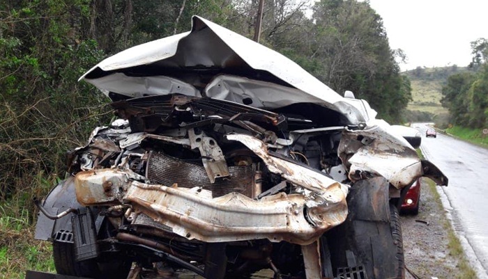 Rio Bonito - Carro fica destruído após colidir contra barranco