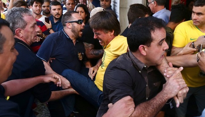 Bolsonaro leva facada durante ato de campanha em Juiz Fora, diz Polícia Militar de Minas