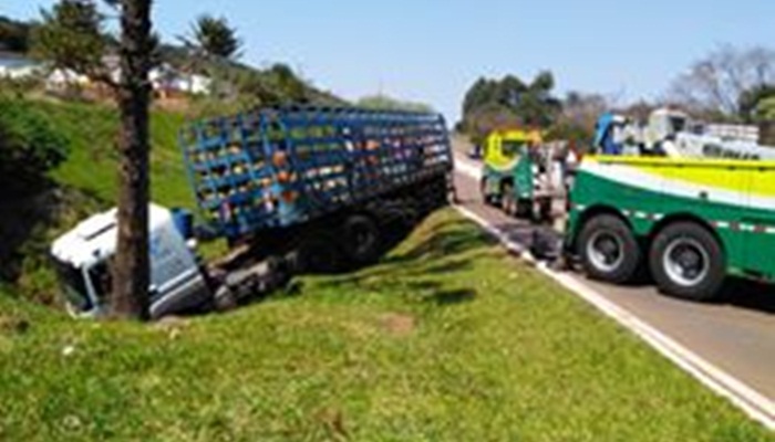 Guaraniaçu - Caminhão de transporte de gás se envolve em acidente