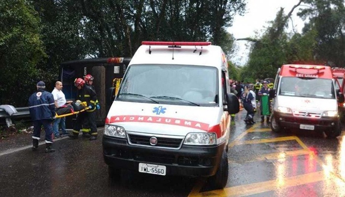 Ônibus de Guarapuava tomba e deixa pelo menos 20 feridos
