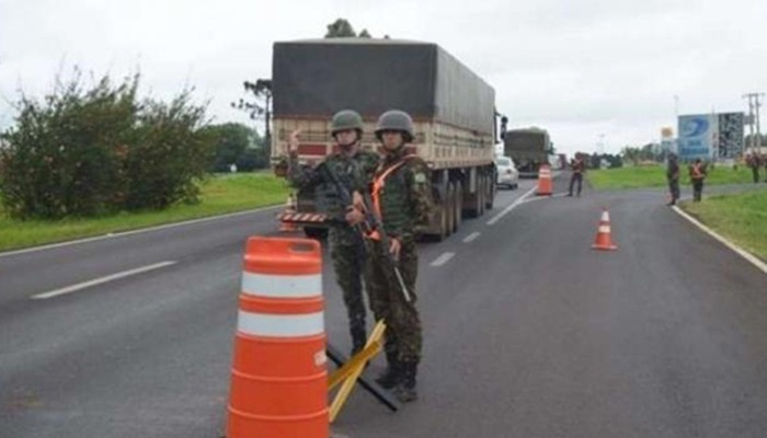Contrabandistas atiram contra Exército e são presos com cigarros do Paraguai