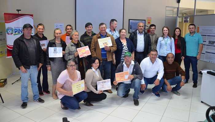 Pinhão - Prefeitura e Emater fazem entrega de rótulos para Agroindústrias Familiares