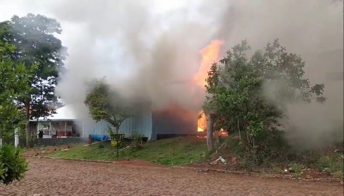 Três Barras - Incêndio destrói residência no Jardim Iguaçu