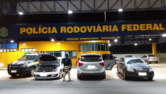 Guaraniaçu - PRF realiza apreensão de veículos carregados com cigarros
