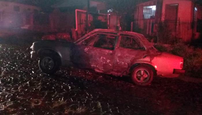 Laranjeiras - Carro é incendiado após acidente próximo ao Detran