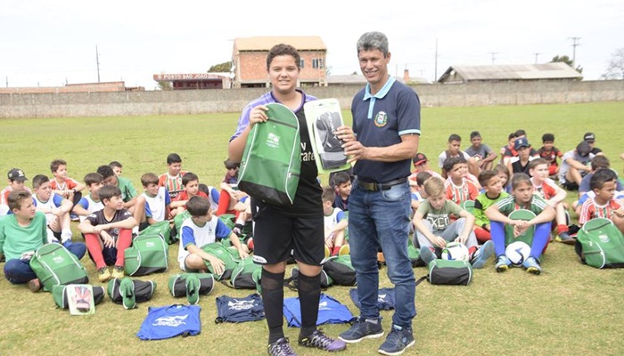 Catanduvas - Prefeito entrega Kits esportivos para atletas infantis