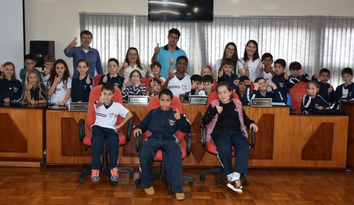 Laranjeiras - Câmara recebe alunos da Escola Rural Municipal Raquel de Queiroz