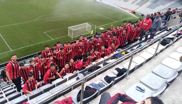 Pinhão - Alunos da Escolinha Furacão assistem jogo do Atlético Paranaense na Arena da Baixada