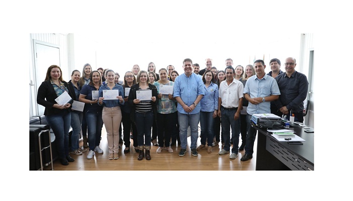 Laranjeiras - Prefeitura entrega gratificação alusiva ao Dia do Professor