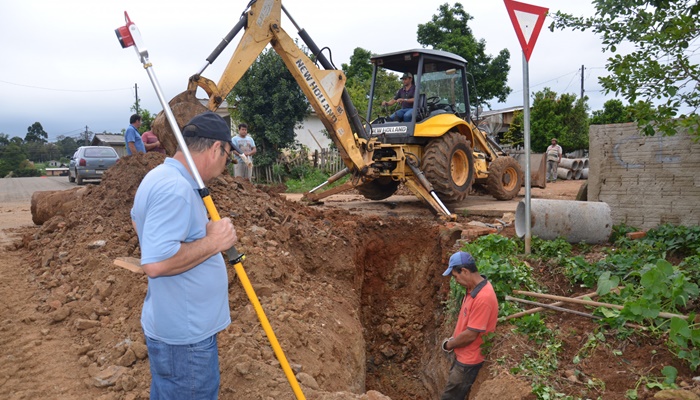 Pinhão - Prefeitura realiza obras de manilhamento para solucionar alagamentos no bairro Dona Evanira