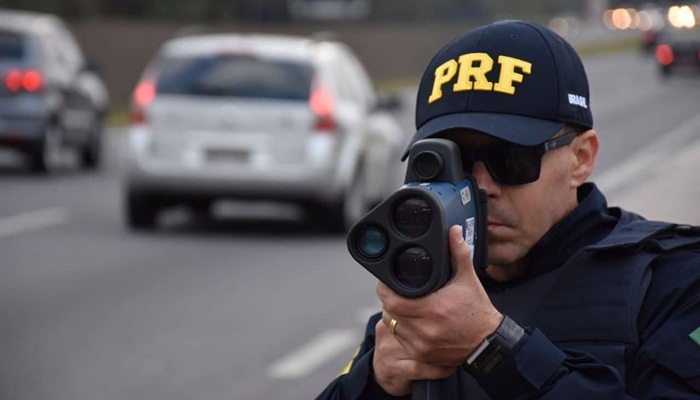 PRF flagra 5,9 mil veículos acima da velocidade durante o feriado no Paraná