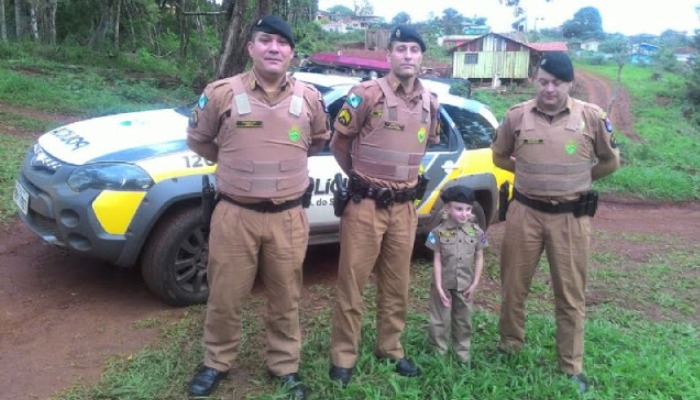Garotinha de 4 anos ganha farda e boneca de policiais militares em Campina do Simão