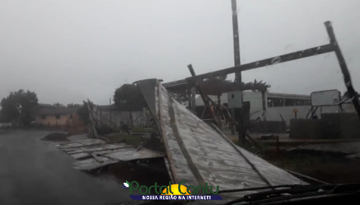 Laranjeiras - Vento chagou a 70 km e causou estrago
