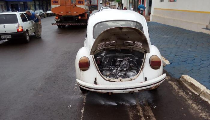 Laranjeiras - Fusca pega fogo após pane elétrica no centro