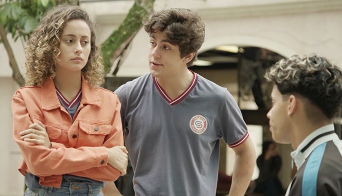 'Malhação': Alex tenta convencer Maria Alice a se apresentar no show de talentos