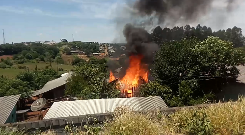 Cantagalo - Casa pega fogo na vila Chemim