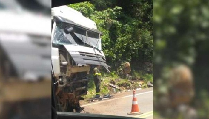 Laranjeiras - Motorista de carreta perde controle e bate em paredão de pedra