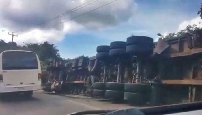 Condutor se fere em tombamento de caminhão na PR 180, sudoeste do Paraná