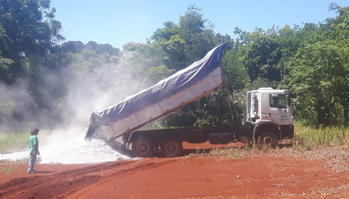 Campo Bonito - Governo Municipal distribui calcário aos agricultores da Vila Rural - Santa Maria