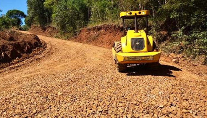 Guaraniaçu - “Estrada alternativa” para acesso as Comunidades de Linha Boa Sorte e Nova Brasília recebe trabalhos de conservação
