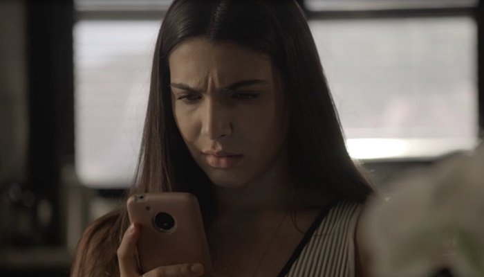 'Malhação': Pérola vê mensagem estranha no celular de Camila