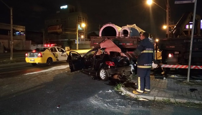 Acidente entre dois carros e caminhão deixa uma mulher morta e quatro pessoas feridas no Paraná