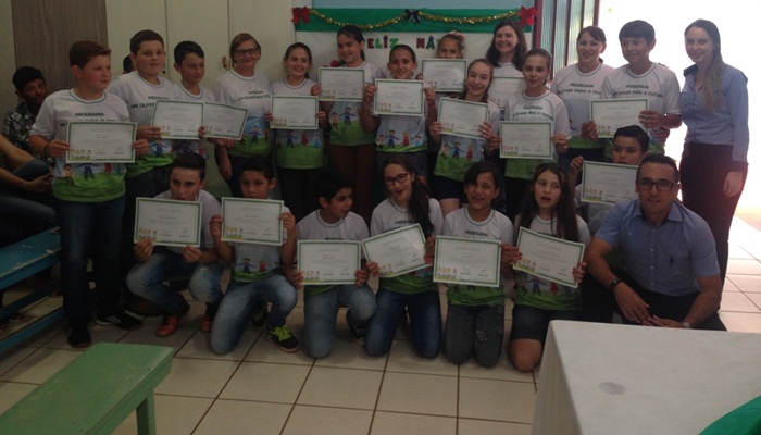 Rio Bonito - Alunos recebem certificados do Programa “Olhar Para o Futuro”