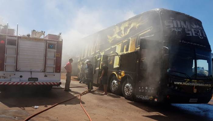 Ônibus do Som Sete pega fogo em Cascavel