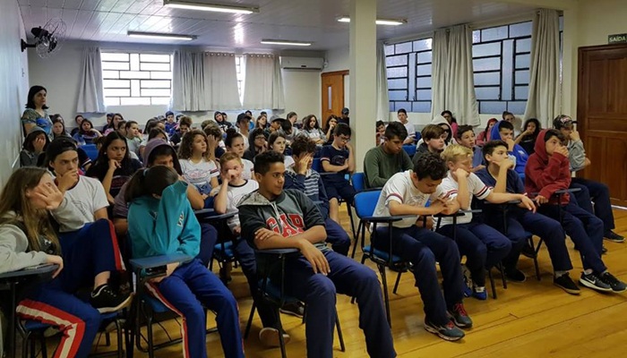 Guaraniaçu - Alunos do Desembargador recebem palestra sobre Gravidez na Adolescência