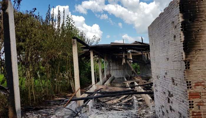 Guaraniaçu - Defesa Civil combate incêndio em barracão