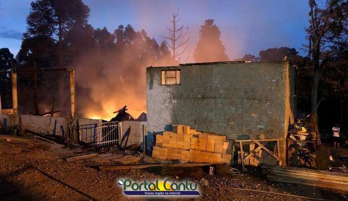 Guaraniaçu - Defesa Civil combate incêndio em residência