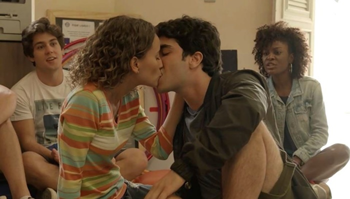 'Malhação': Hugo dá um beijão em Maria Alice