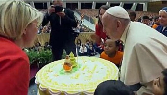 Papa Francisco faz 82 anos e ganha festa de aniversário de crianças