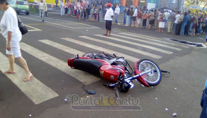 Laranjeiras - Carro colide com moto em frente ao Laranjão e motorista foge do local