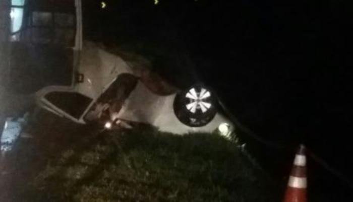 Colisão frontal seguida de capotamento termina com pessoa morta