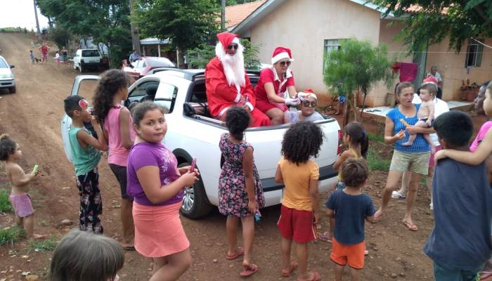 Rio Bonito - Assistência Social em parceria com a Saúde entrega doces para as crianças