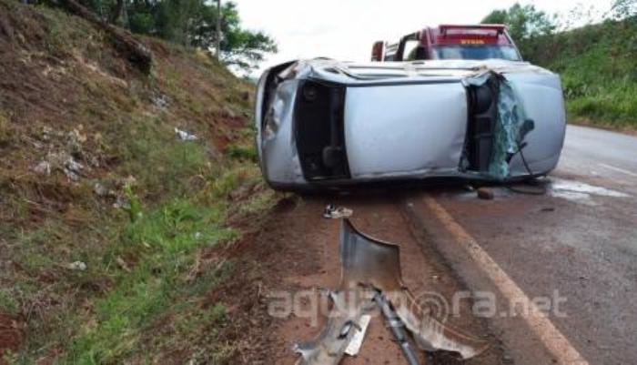 Adolescente é ejetada do carro em acidente de trânsito
