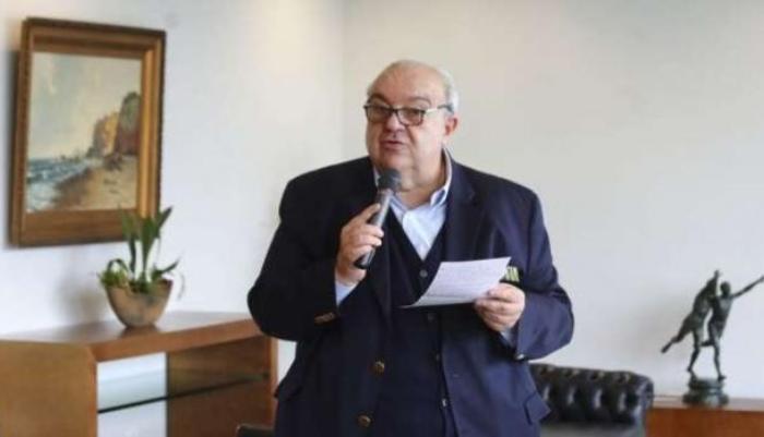 Internado, Greca passa por cirurgia de emergência em hospital de Curitiba