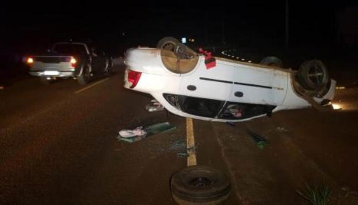 Motorista perde controle e capota carro na PR-558
